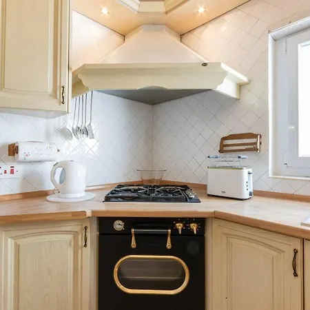 Spacious 3 Bedroom, 2 Bathroom, In Apartament