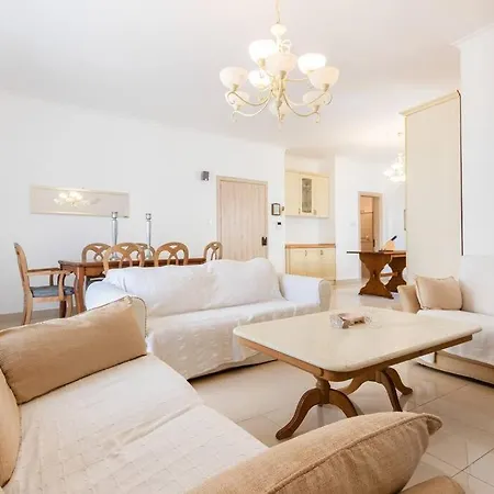 Apartment Spacious 3 Bedroom, 2 Bathroom, In *