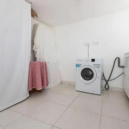 Apartment Spacious 3 Bedroom, 2 Bathroom, In *