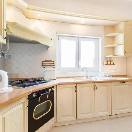 Spacious 3 Bedroom, 2 Bathroom, In Apartment Sliema
