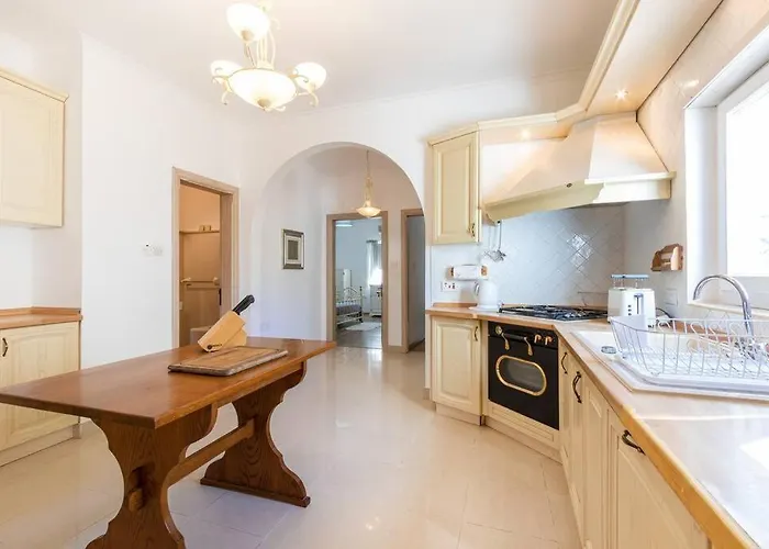 Spacious 3 Bedroom, 2 Bathroom, In Daire