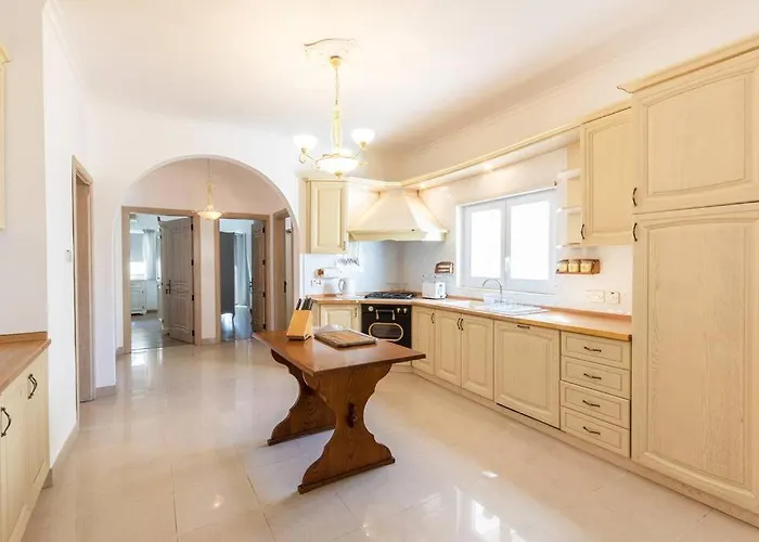 Spacious 3 Bedroom, 2 Bathroom, In Daire *