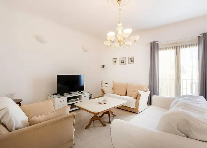 Spacious 3 Bedroom, 2 Bathroom, In * Sliema