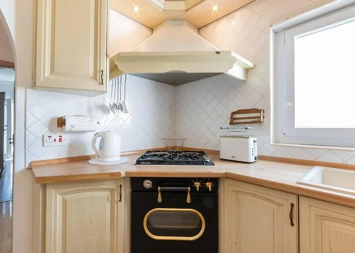 Spacious 3 Bedroom, 2 Bathroom, In Daire