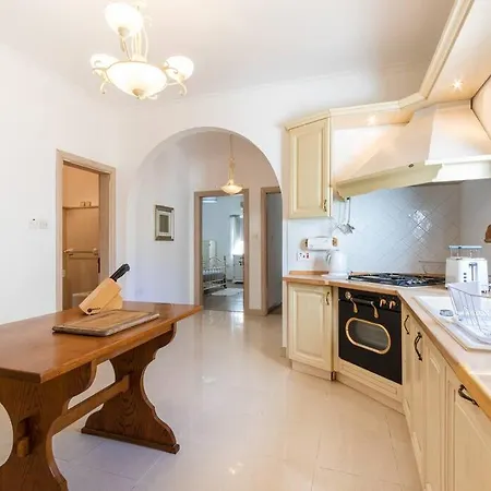 Spacious 3 Bedroom, 2 Bathroom, In Appartement