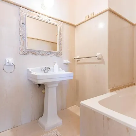 Spacious 3 Bedroom, 2 Bathroom, In Appartement
