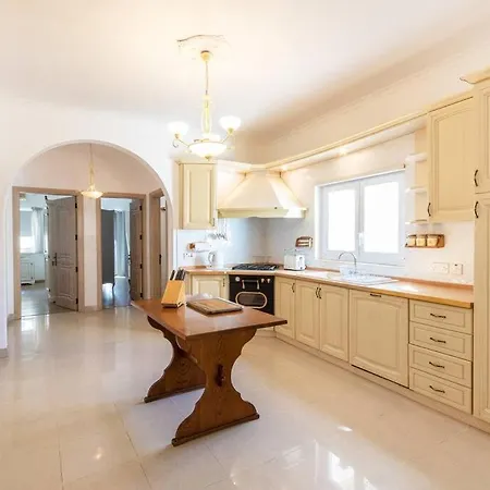 Spacious 3 Bedroom, 2 Bathroom, In Appartement *