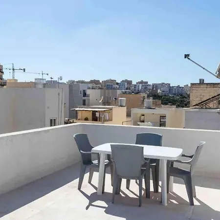 Spacious 3 Bedroom, 2 Bathroom, In Appartement *